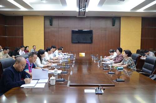 召开座谈会.jpg